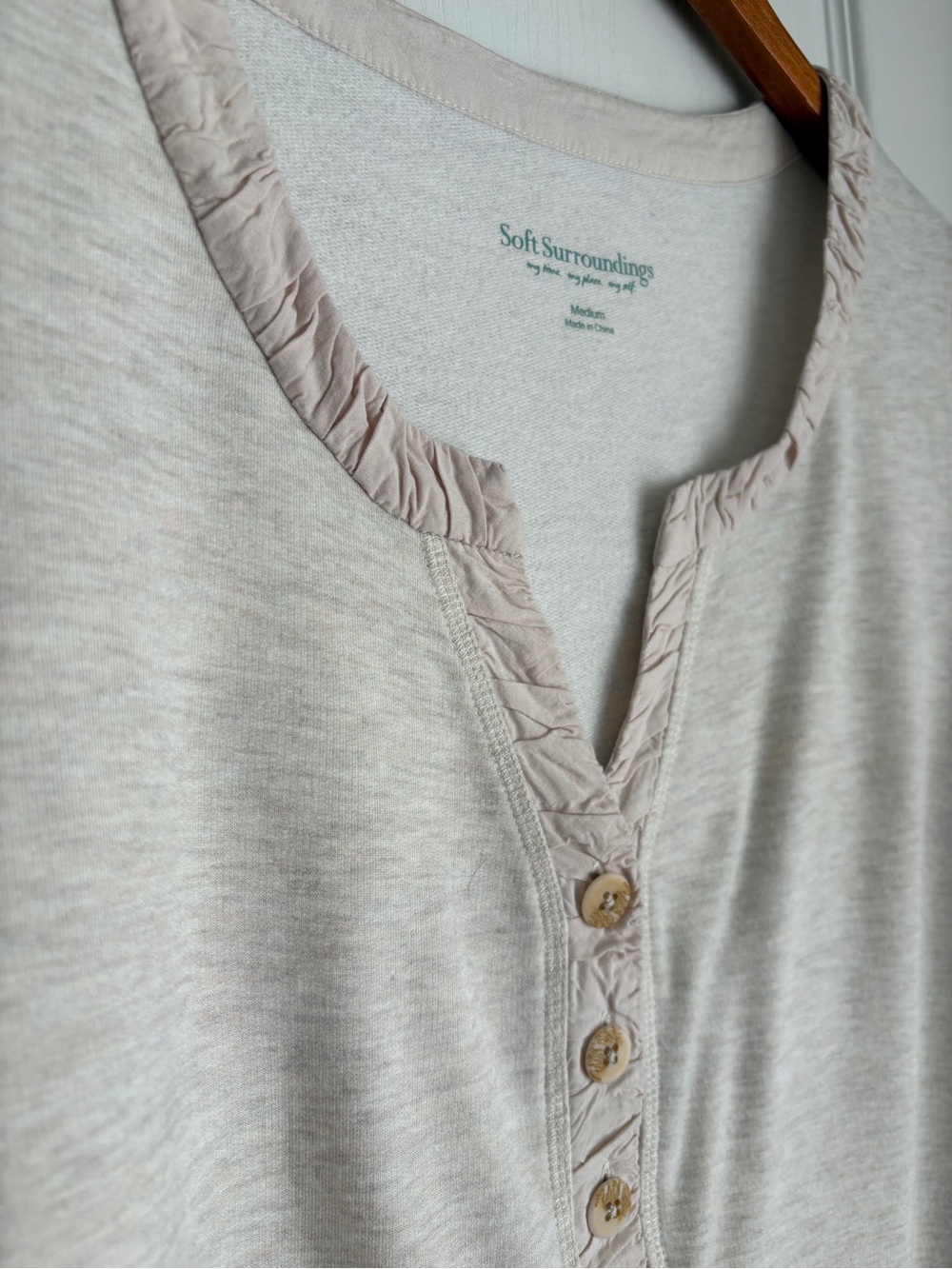 Soft Surroundings Lagenlook Rue Cler Ruffle Henley Top Cream Size Medium - Picture 2 of 6